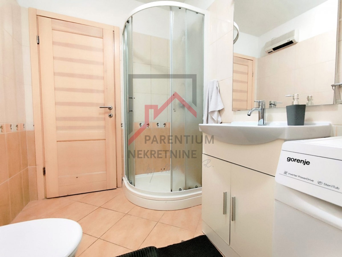 Istria, zona Parenzo - Appartamento di 55 m² con due camere da letto, arredato, terrazza, parcheggio, ripostiglio