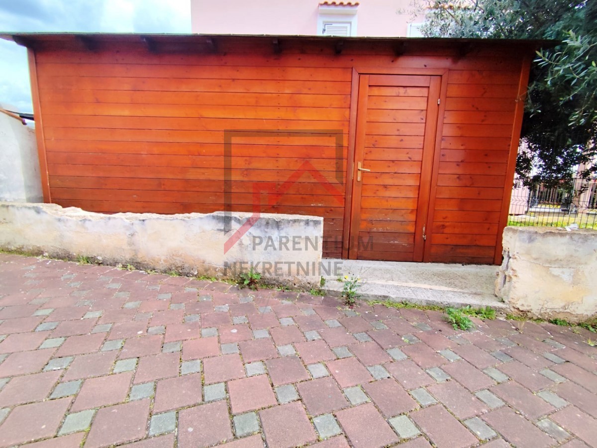 Istria, zona Parenzo - Appartamento di 55 m² con due camere da letto, arredato, terrazza, parcheggio, ripostiglio