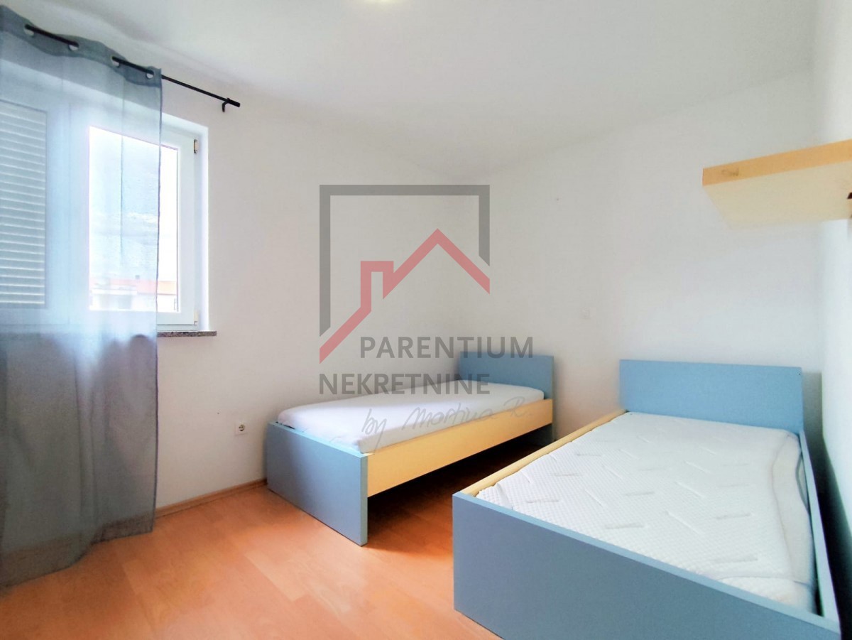 Istria, zona Parenzo - Appartamento di 55 m² con due camere da letto, arredato, terrazza, parcheggio, ripostiglio