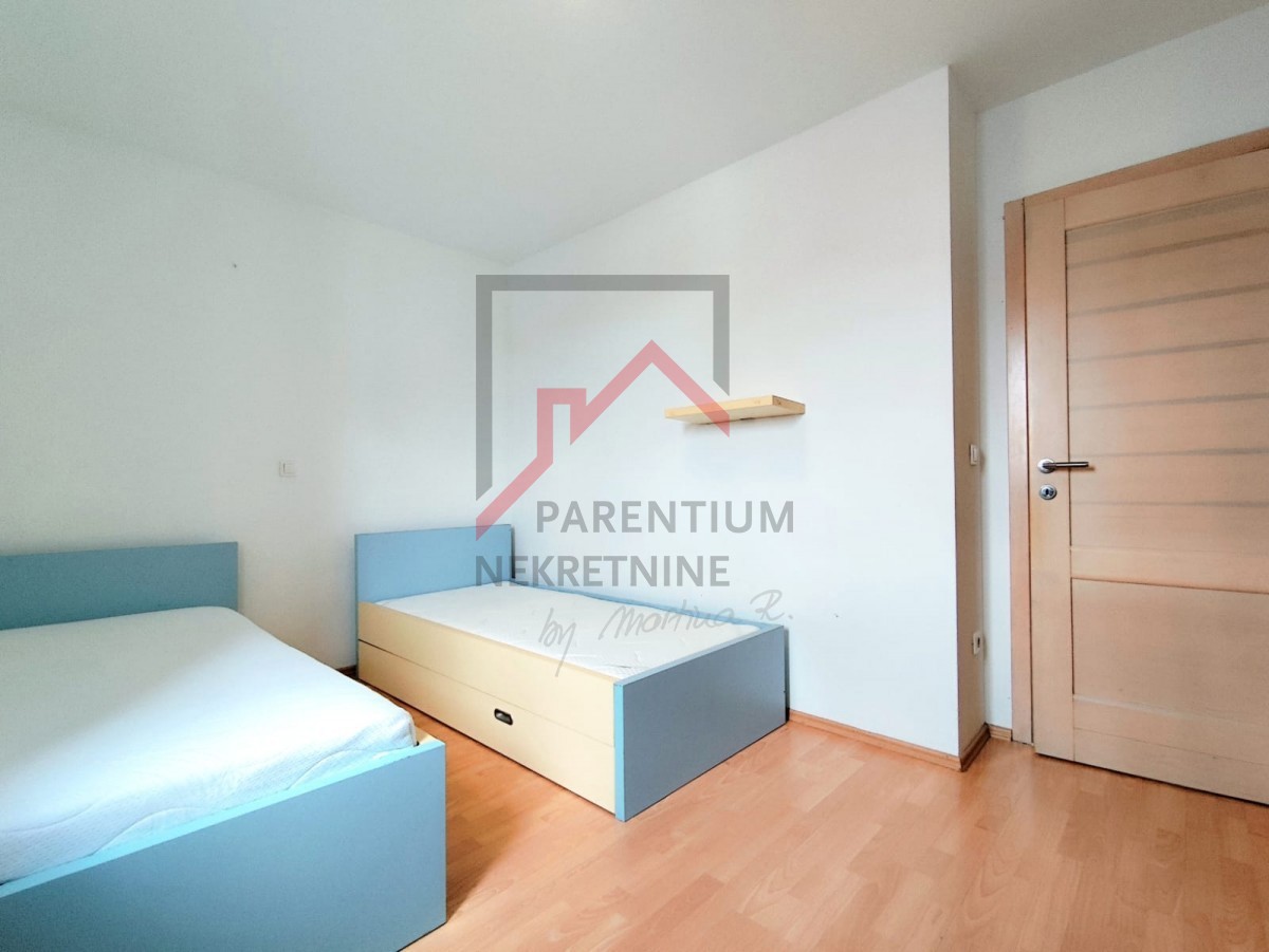 Istria, zona Parenzo - Appartamento di 55 m² con due camere da letto, arredato, terrazza, parcheggio, ripostiglio