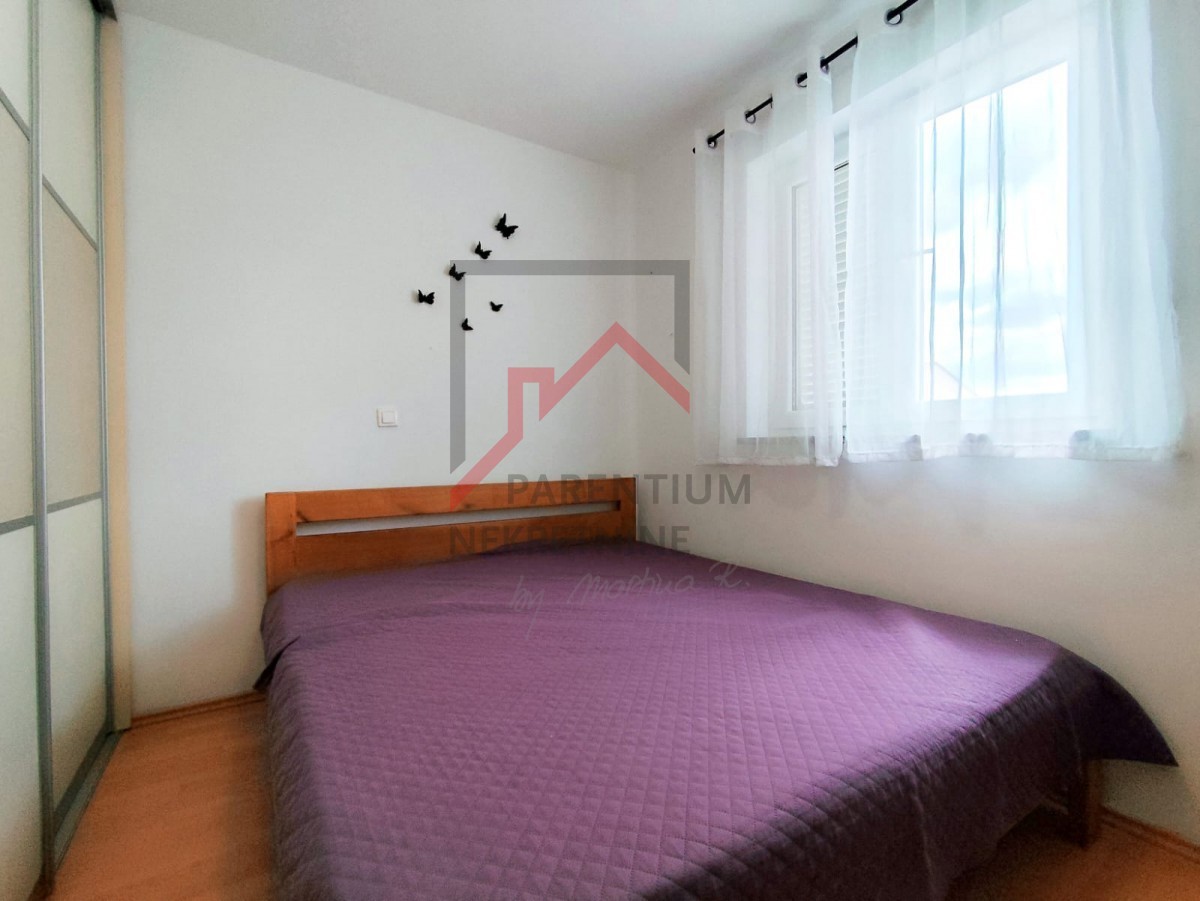 Istria, zona Parenzo - Appartamento di 55 m² con due camere da letto, arredato, terrazza, parcheggio, ripostiglio