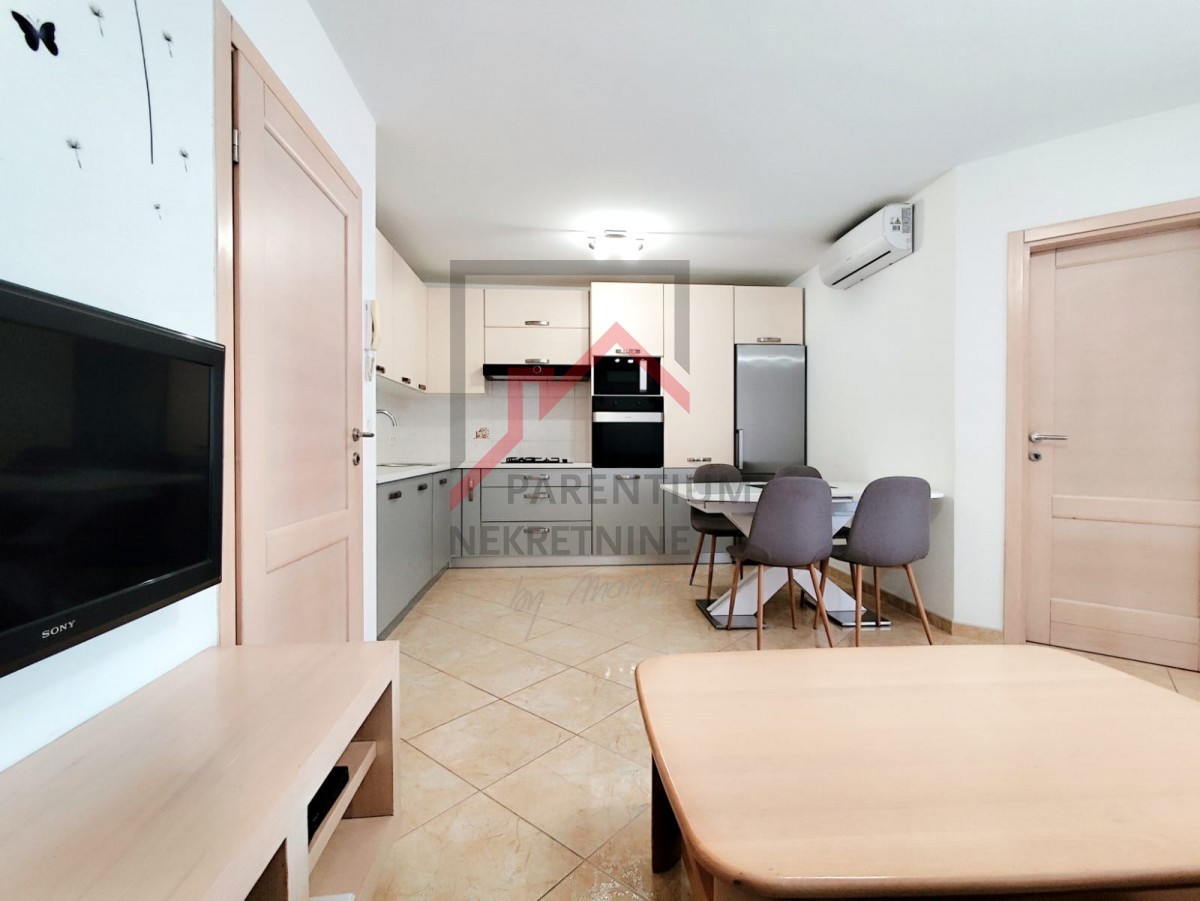 Istria, zona Parenzo - Appartamento di 55 m² con due camere da letto, arredato, terrazza, parcheggio, ripostiglio