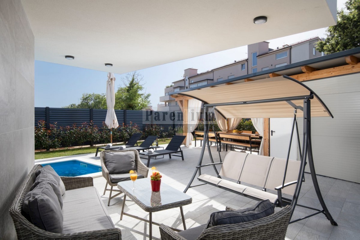 Una villa moderna non lontana dal mare