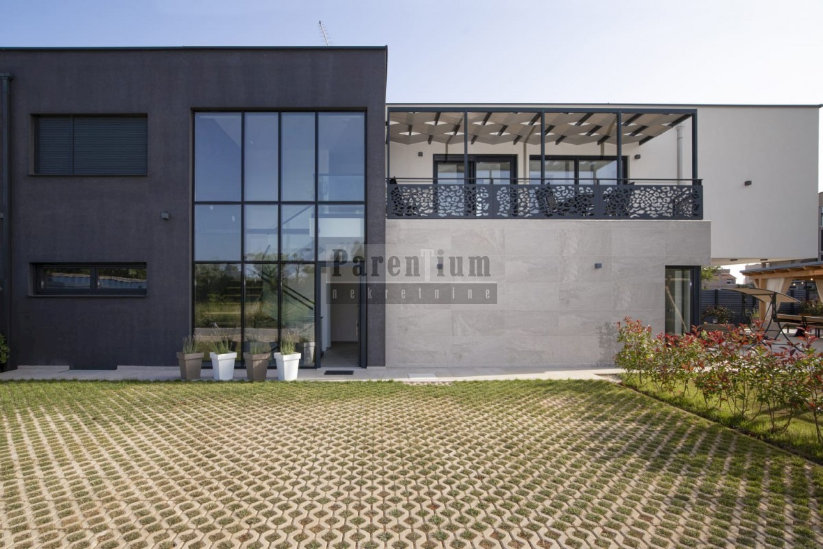 Una villa moderna non lontana dal mare
