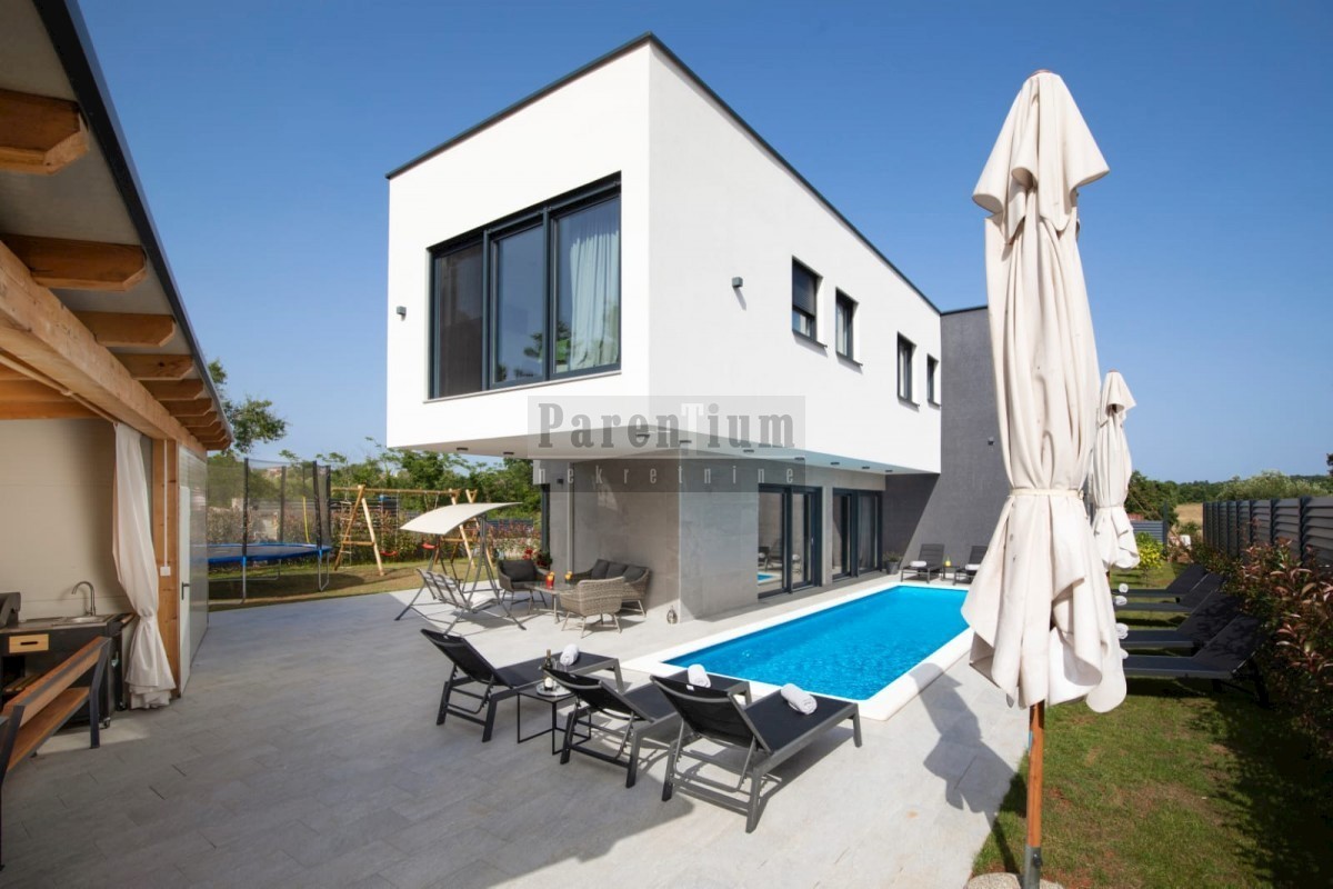 Una villa moderna non lontana dal mare