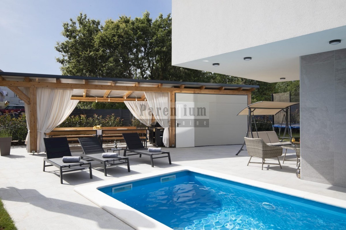 Una villa moderna non lontana dal mare
