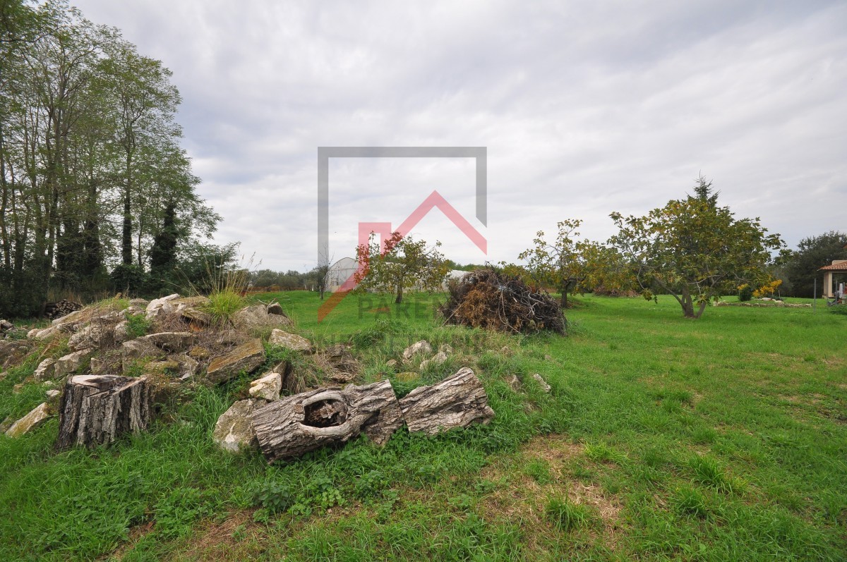 Terreno edificabile per una casa in una posizione tranquilla