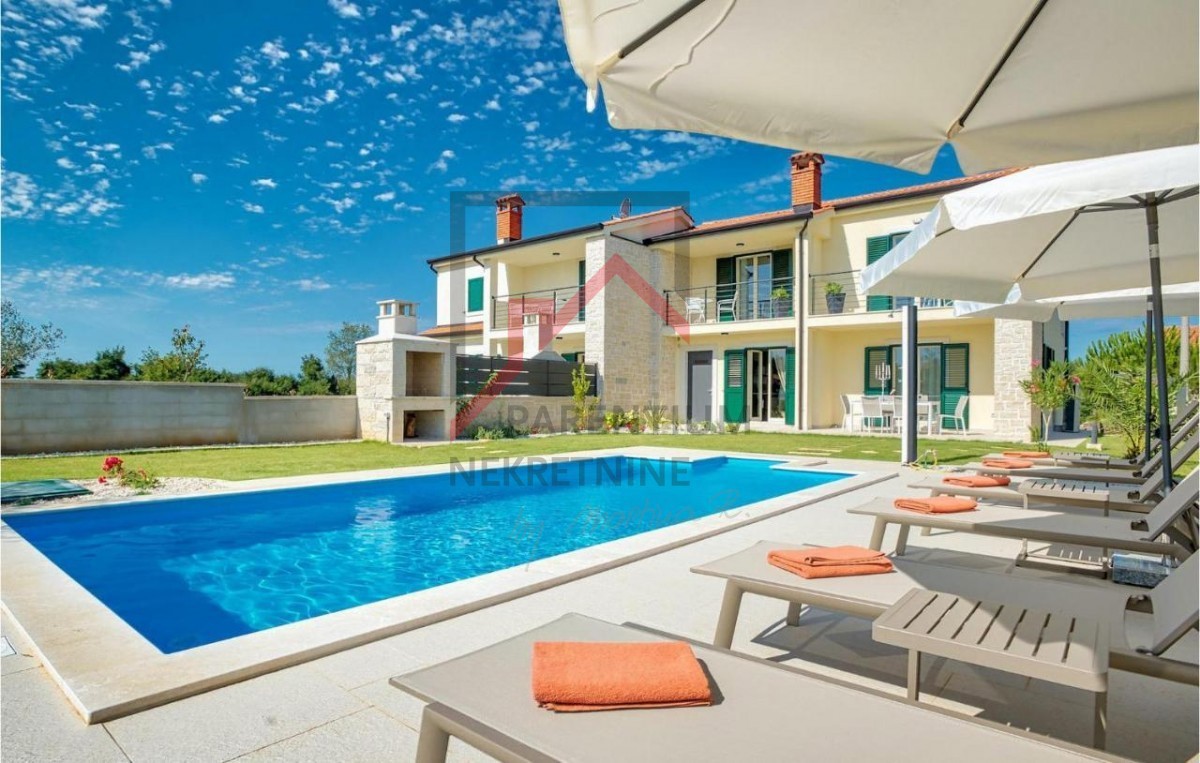 Istria, Parenzo - Bellissima villa bifamiliare con piscina