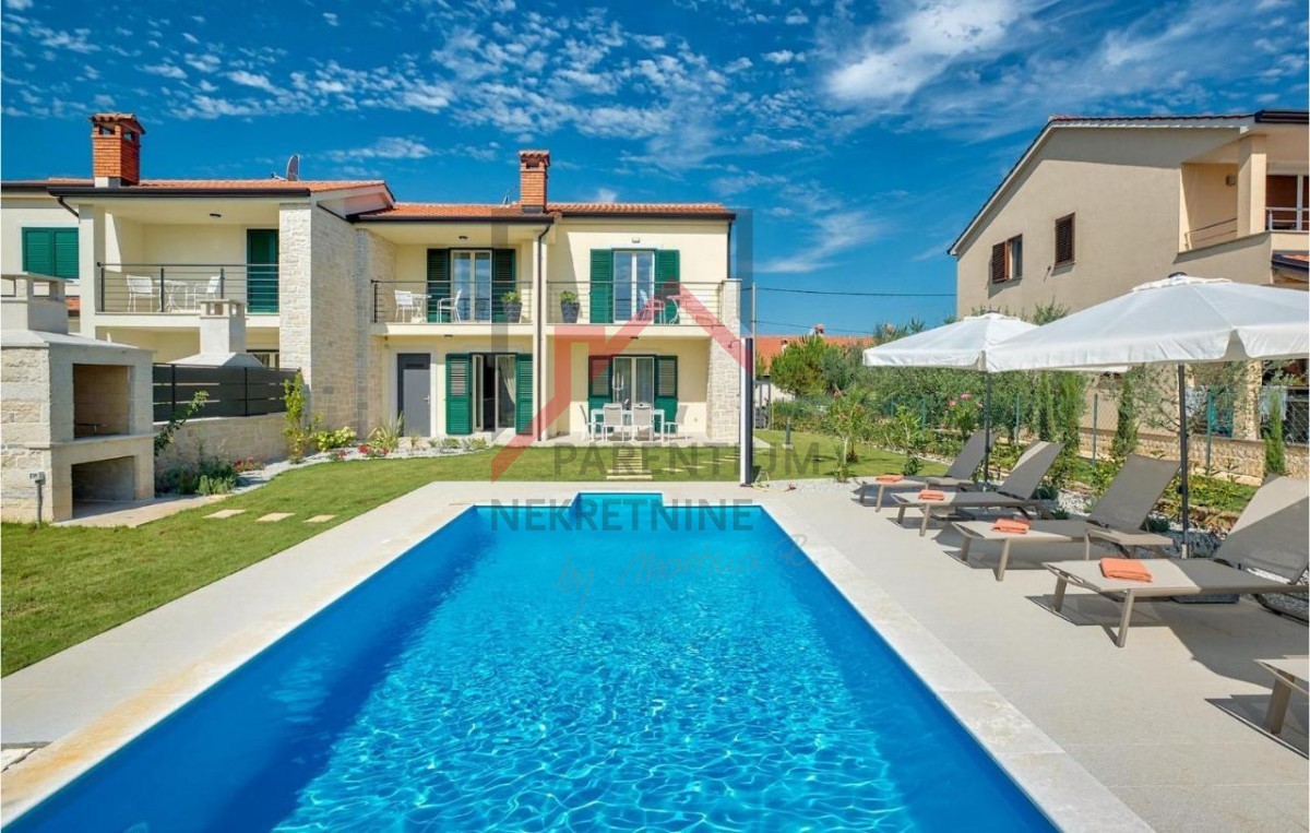 Istria, Parenzo - Bellissima villa bifamiliare con piscina