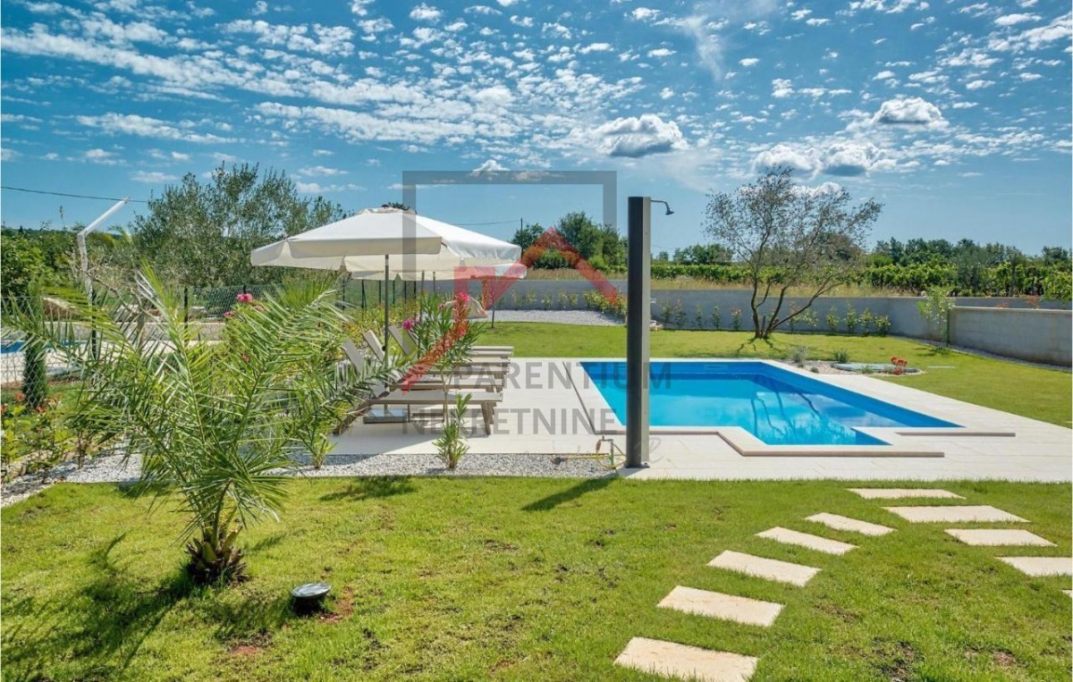 Istria, Parenzo - Bellissima villa bifamiliare con piscina