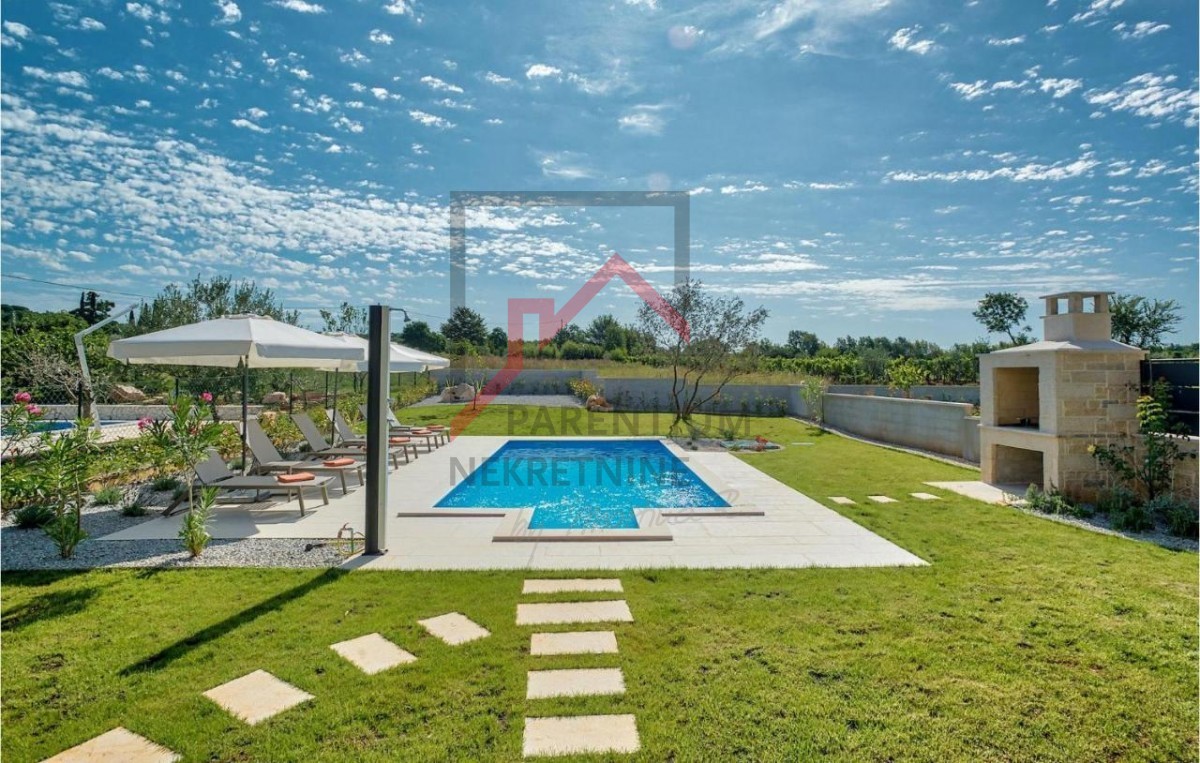 Istria, Parenzo - Bellissima villa bifamiliare con piscina