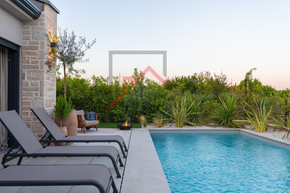 Istria, zona Parenzo - Villa moderna su un unico piano, tre camere da letto, piscina riscaldata, giardino paesaggistico, parcheggio