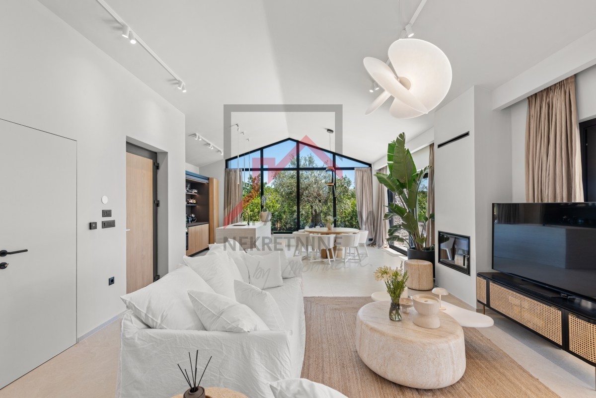 Istria, zona Parenzo - Villa moderna su un unico piano, tre camere da letto, piscina riscaldata, giardino paesaggistico, parcheggio