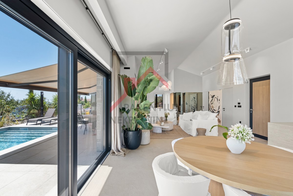 Istria, zona Parenzo - Villa moderna su un unico piano, tre camere da letto, piscina riscaldata, giardino paesaggistico, parcheggio