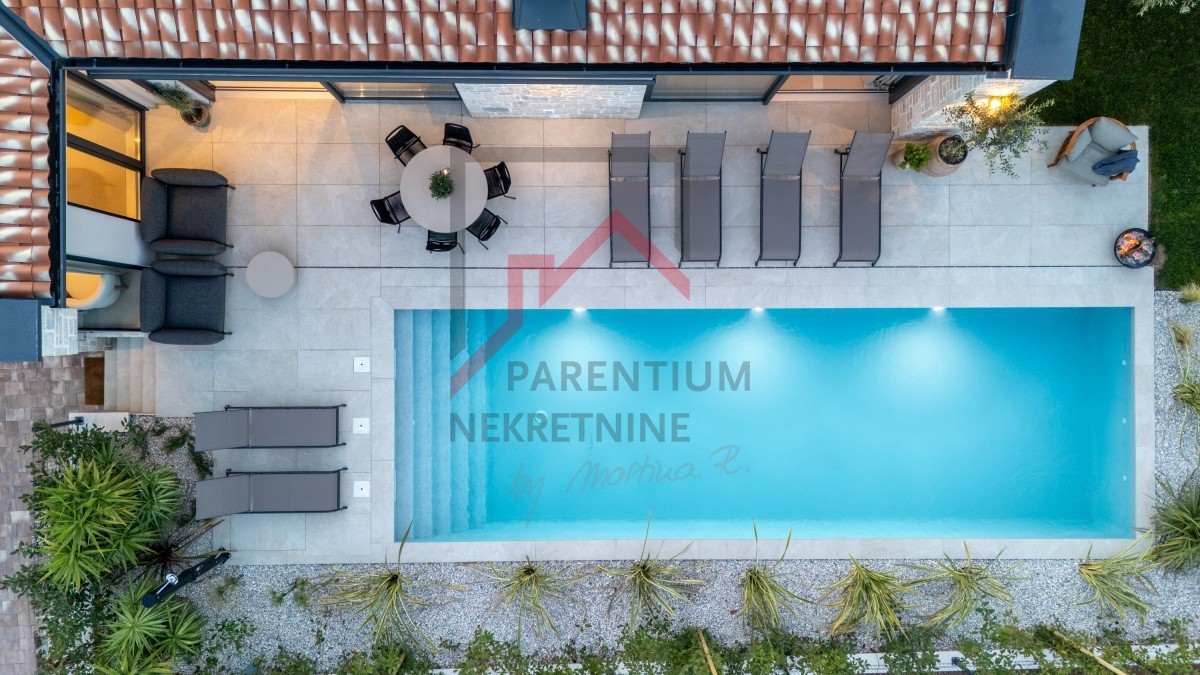 Istria, zona Parenzo - Villa moderna su un unico piano, tre camere da letto, piscina riscaldata, giardino paesaggistico, parcheggio