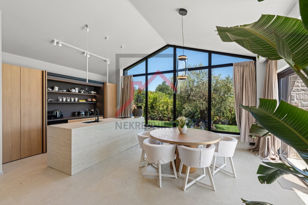 Istria, zona Parenzo - Villa moderna su un unico piano, tre camere da letto, piscina riscaldata, giardino paesaggistico, parcheggio