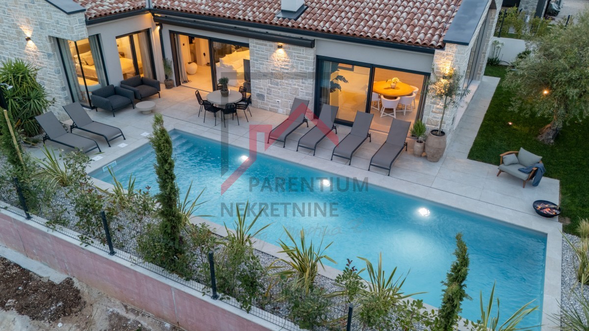 Istria, zona Parenzo - Villa moderna su un unico piano, tre camere da letto, piscina riscaldata, giardino paesaggistico, parcheggio