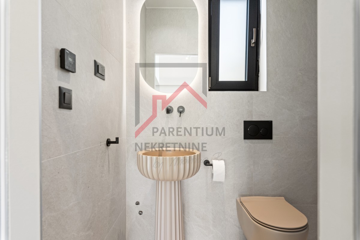 Istria, zona Parenzo - Villa moderna su un unico piano, tre camere da letto, piscina riscaldata, giardino paesaggistico, parcheggio