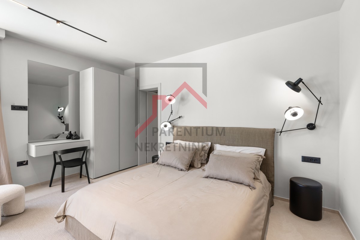 Istria, zona Parenzo - Villa moderna su un unico piano, tre camere da letto, piscina riscaldata, giardino paesaggistico, parcheggio