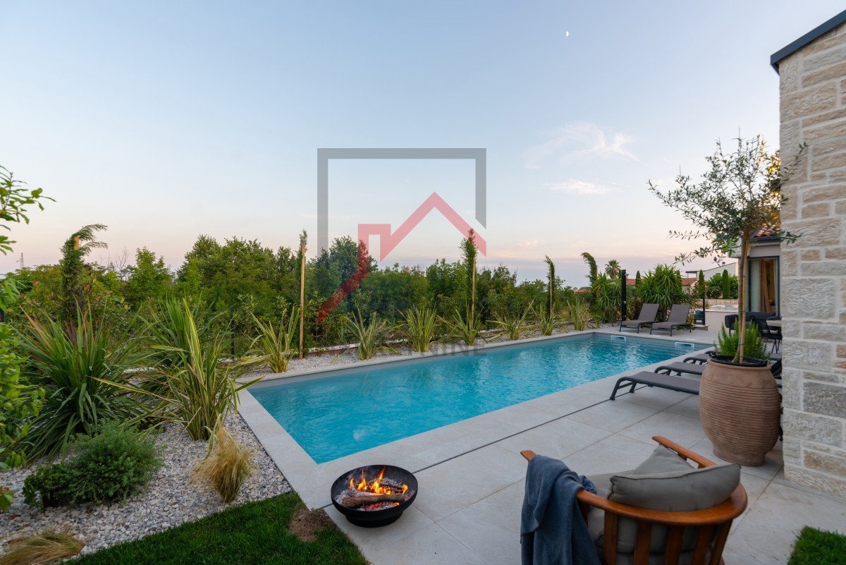 Istria, zona Parenzo - Villa moderna su un unico piano, tre camere da letto, piscina riscaldata, giardino paesaggistico, parcheggio