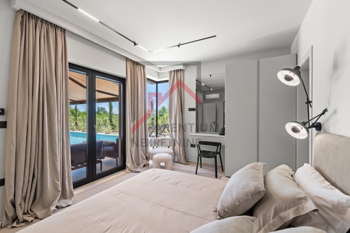 Istria, zona Parenzo - Villa moderna su un unico piano, tre camere da letto, piscina riscaldata, giardino paesaggistico, parcheggio