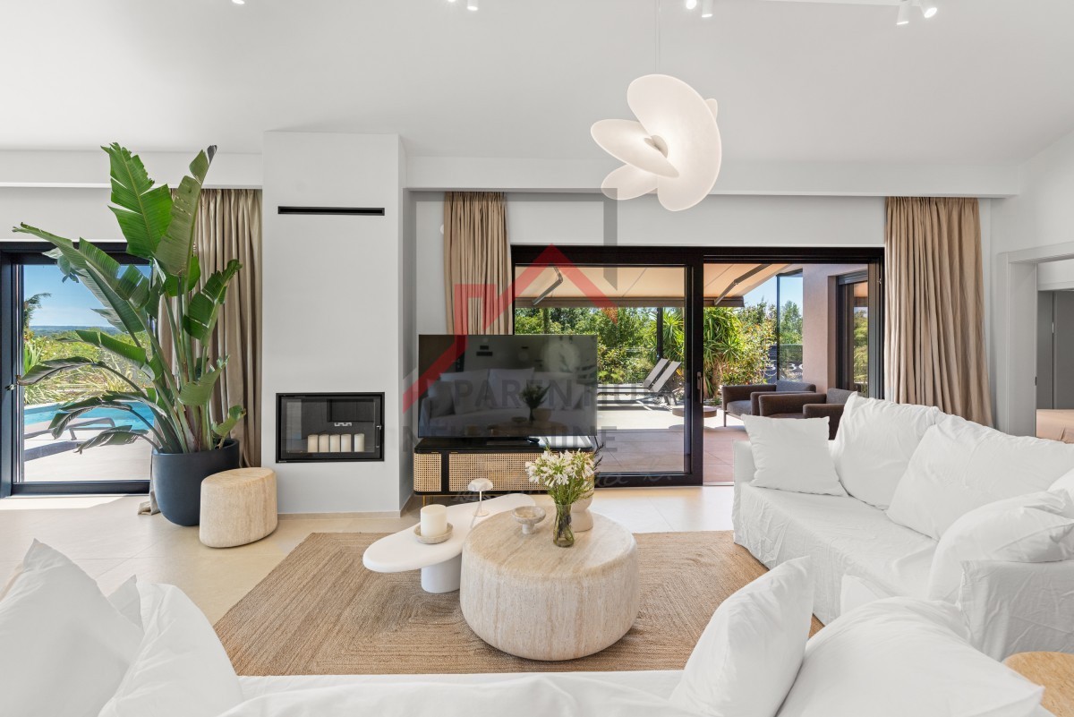 Istria, zona Parenzo - Villa moderna su un unico piano, tre camere da letto, piscina riscaldata, giardino paesaggistico, parcheggio