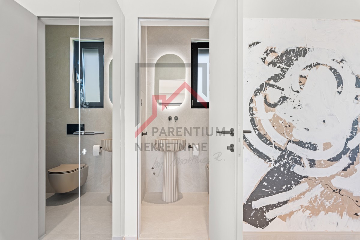 Istria, zona Parenzo - Villa moderna su un unico piano, tre camere da letto, piscina riscaldata, giardino paesaggistico, parcheggio