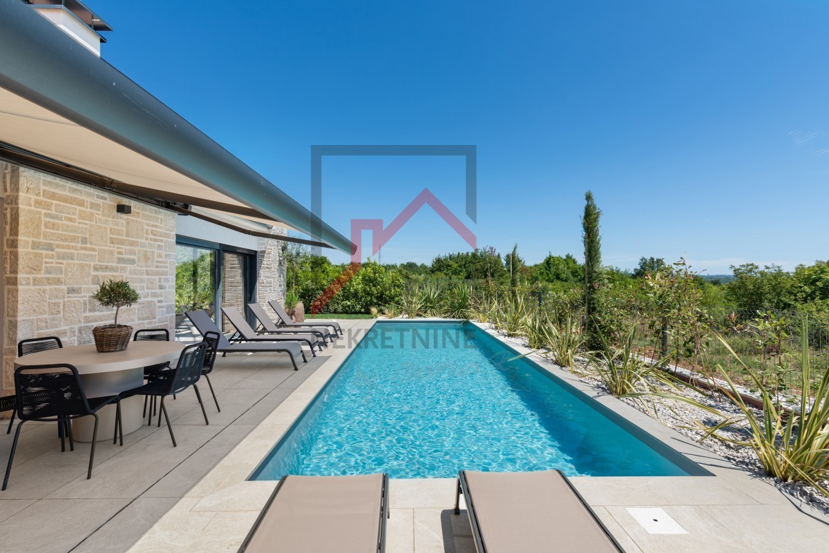 Istria, zona Parenzo - Villa moderna su un unico piano, tre camere da letto, piscina riscaldata, giardino paesaggistico, parcheggio