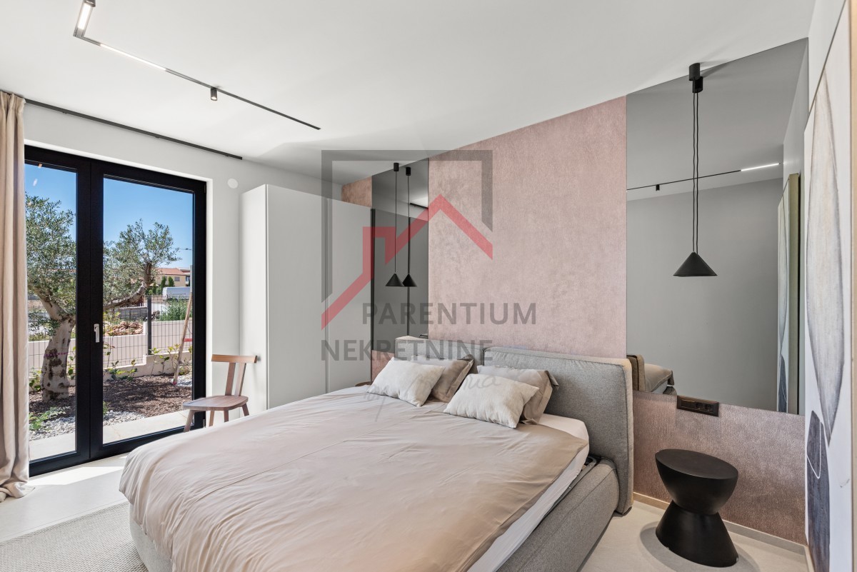 Istria, zona Parenzo - Villa moderna su un unico piano, tre camere da letto, piscina riscaldata, giardino paesaggistico, parcheggio