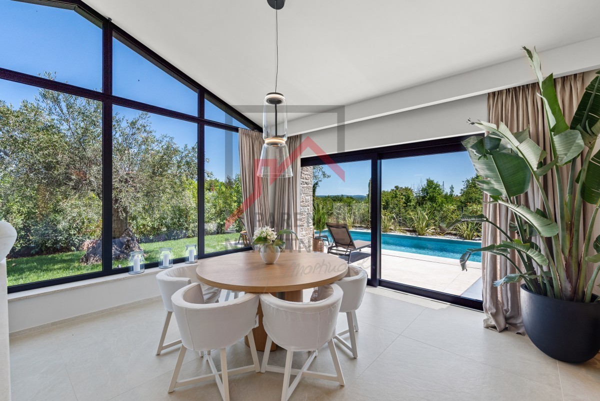 Istria, zona Parenzo - Villa moderna su un unico piano, tre camere da letto, piscina riscaldata, giardino paesaggistico, parcheggio