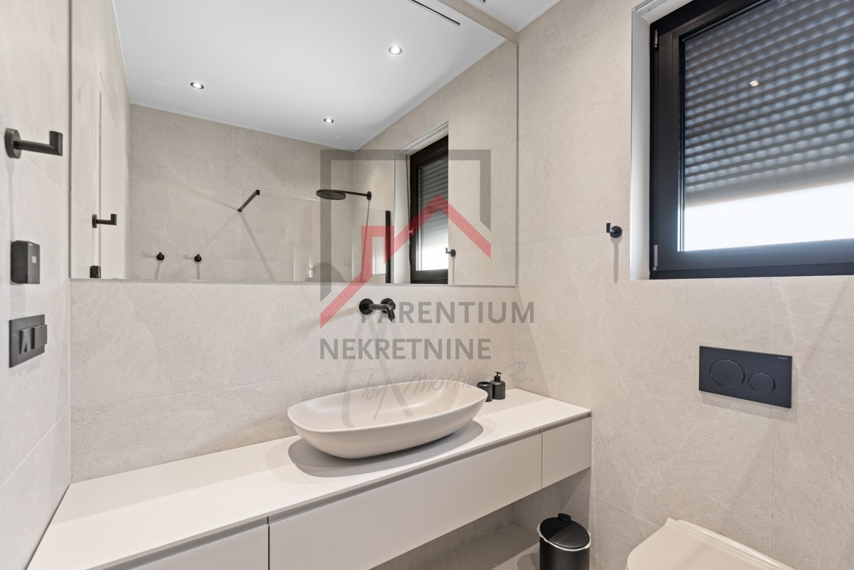 Istria, zona Parenzo - Villa moderna su un unico piano, tre camere da letto, piscina riscaldata, giardino paesaggistico, parcheggio