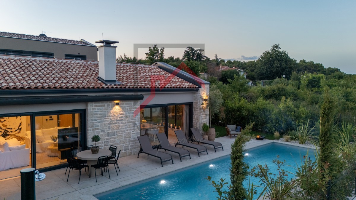 Istria, zona Parenzo - Villa moderna su un unico piano, tre camere da letto, piscina riscaldata, giardino paesaggistico, parcheggio