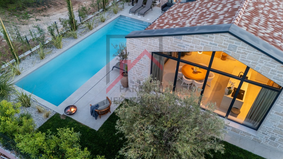 Istria, zona Parenzo - Villa moderna su un unico piano, tre camere da letto, piscina riscaldata, giardino paesaggistico, parcheggio