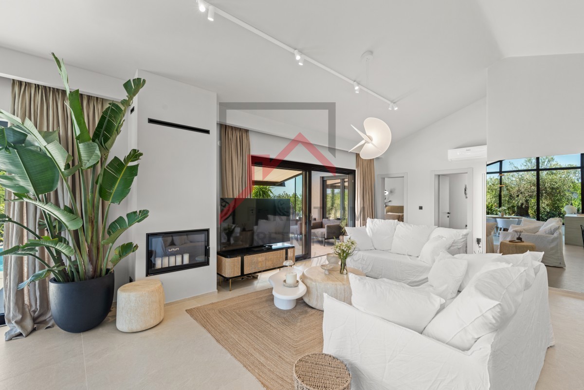 Istria, zona Parenzo - Villa moderna su un unico piano, tre camere da letto, piscina riscaldata, giardino paesaggistico, parcheggio