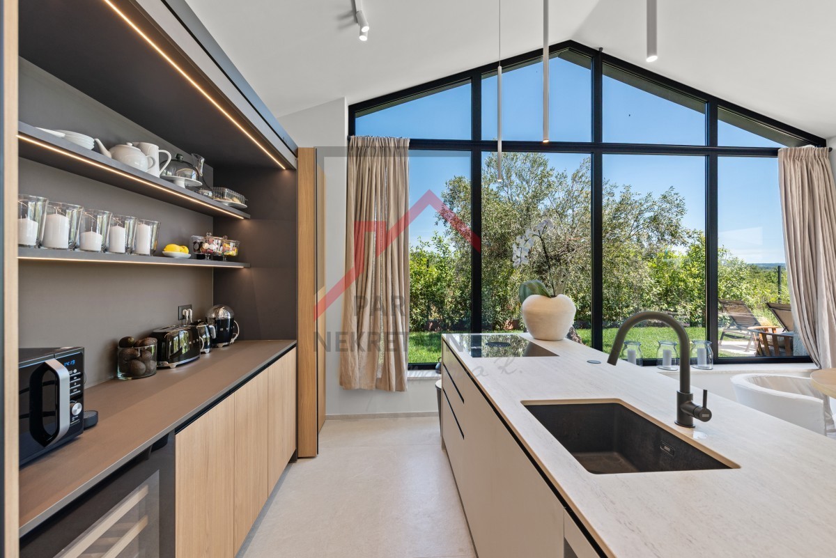 Istria, zona Parenzo - Villa moderna su un unico piano, tre camere da letto, piscina riscaldata, giardino paesaggistico, parcheggio