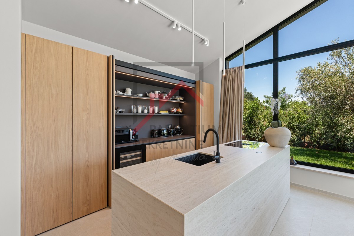 Istria, zona Parenzo - Villa moderna su un unico piano, tre camere da letto, piscina riscaldata, giardino paesaggistico, parcheggio