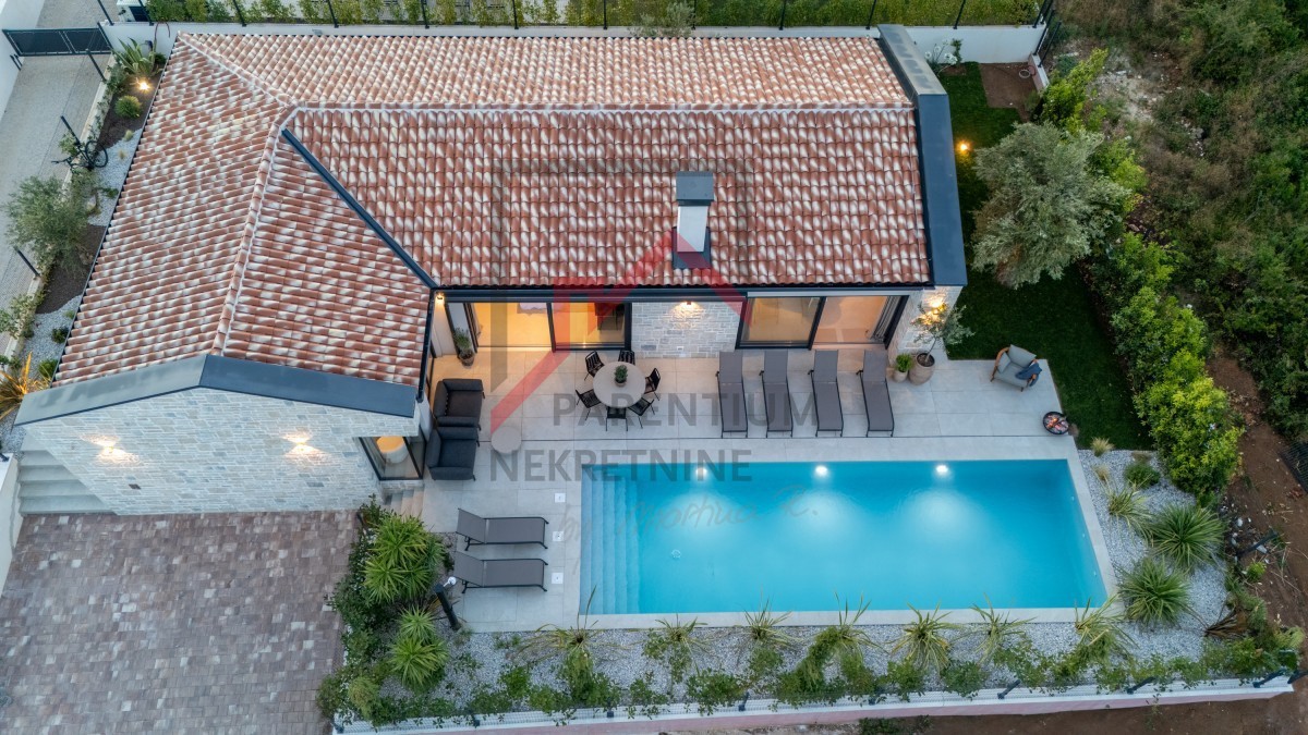 Istria, zona Parenzo - Villa moderna su un unico piano, tre camere da letto, piscina riscaldata, giardino paesaggistico, parcheggio