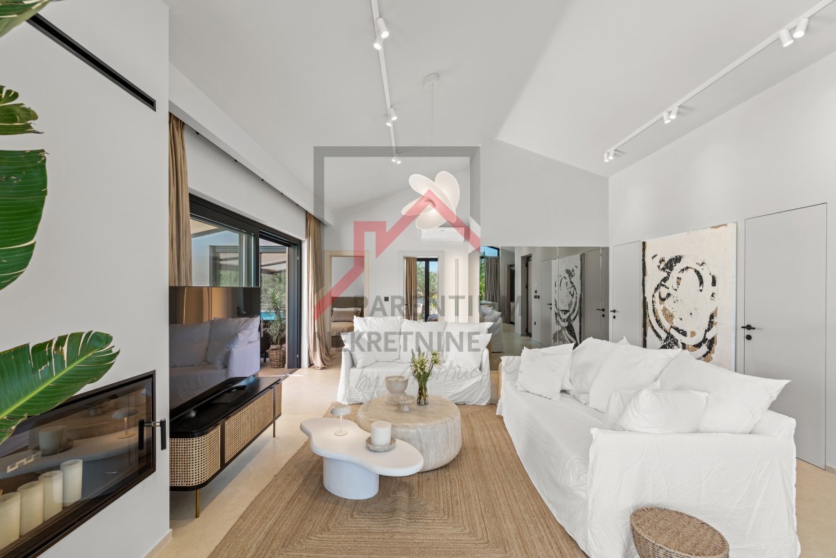 Istria, zona Parenzo - Villa moderna su un unico piano, tre camere da letto, piscina riscaldata, giardino paesaggistico, parcheggio