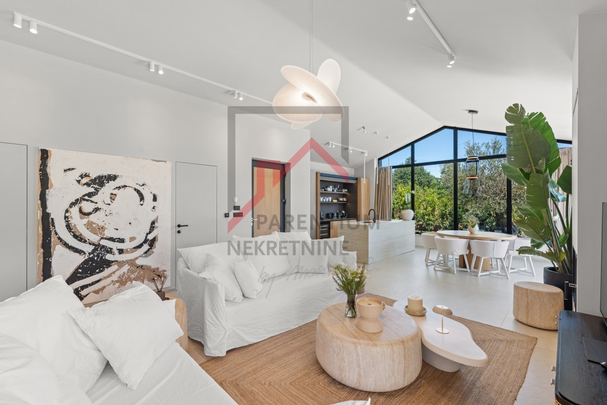 Istria, zona Parenzo - Villa moderna su un unico piano, tre camere da letto, piscina riscaldata, giardino paesaggistico, parcheggio