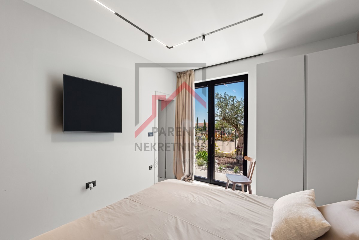 Istria, zona Parenzo - Villa moderna su un unico piano, tre camere da letto, piscina riscaldata, giardino paesaggistico, parcheggio