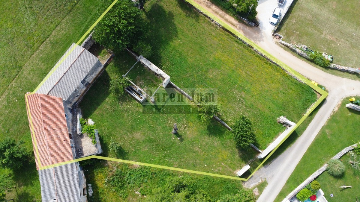 Tinjan, dintorni, Casa in pietra istriana circondata dal verde.