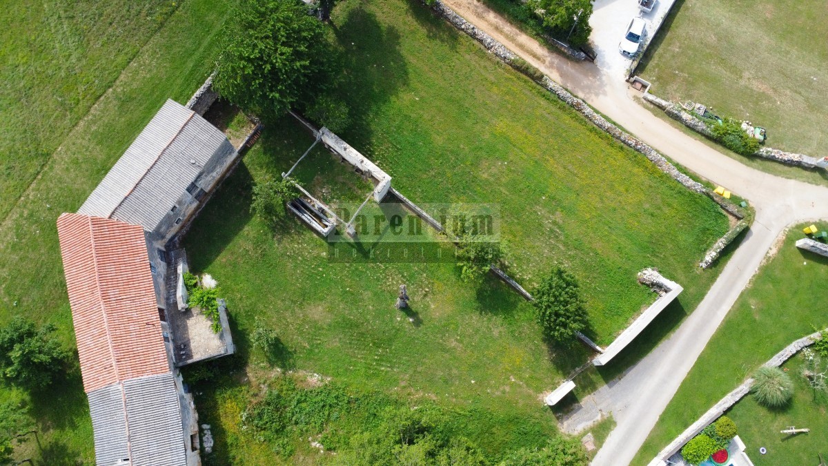 Tinjan, dintorni, Casa in pietra istriana circondata dal verde.