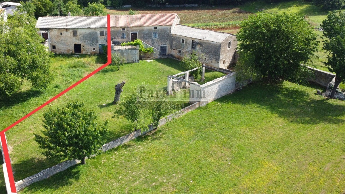Tinjan, dintorni, Casa in pietra istriana circondata dal verde.