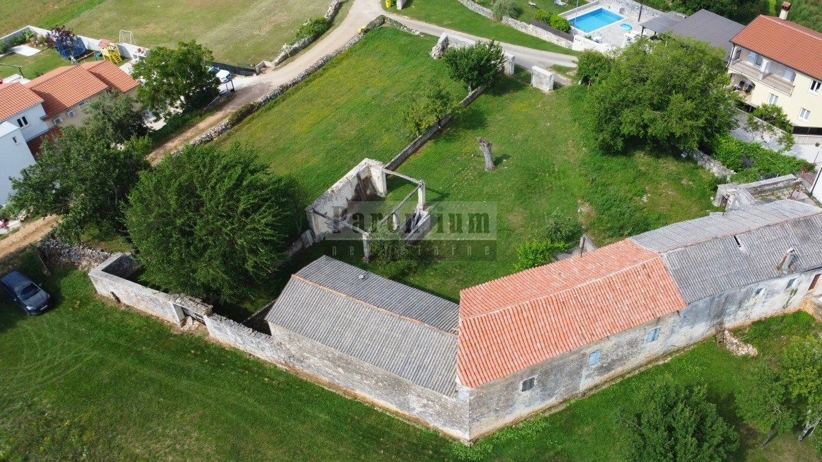 Tinjan, dintorni, Casa in pietra istriana circondata dal verde.