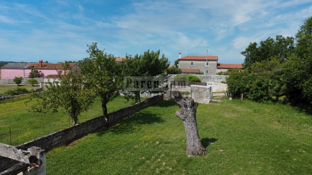Tinjan, dintorni, Casa in pietra istriana circondata dal verde.