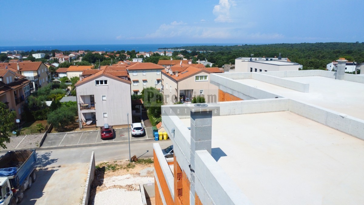 Parenzo, appartamento in un edificio moderno con vista mare mozzafiato!