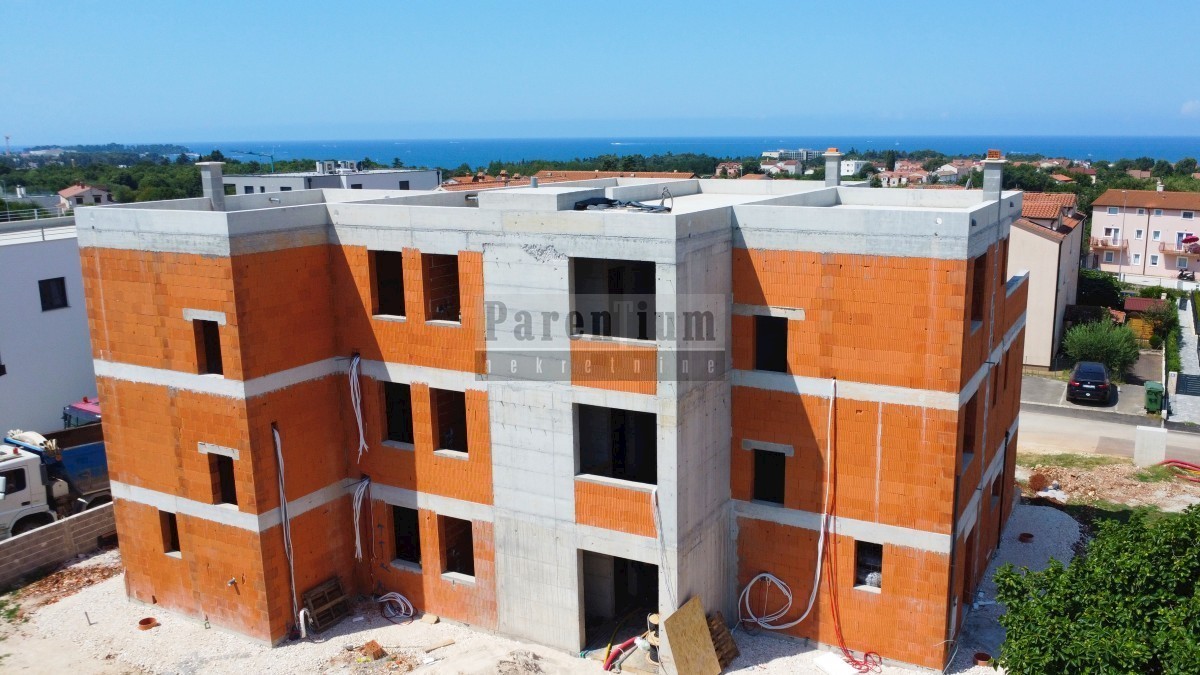 Parenzo, appartamento in un edificio moderno con vista mare mozzafiato!