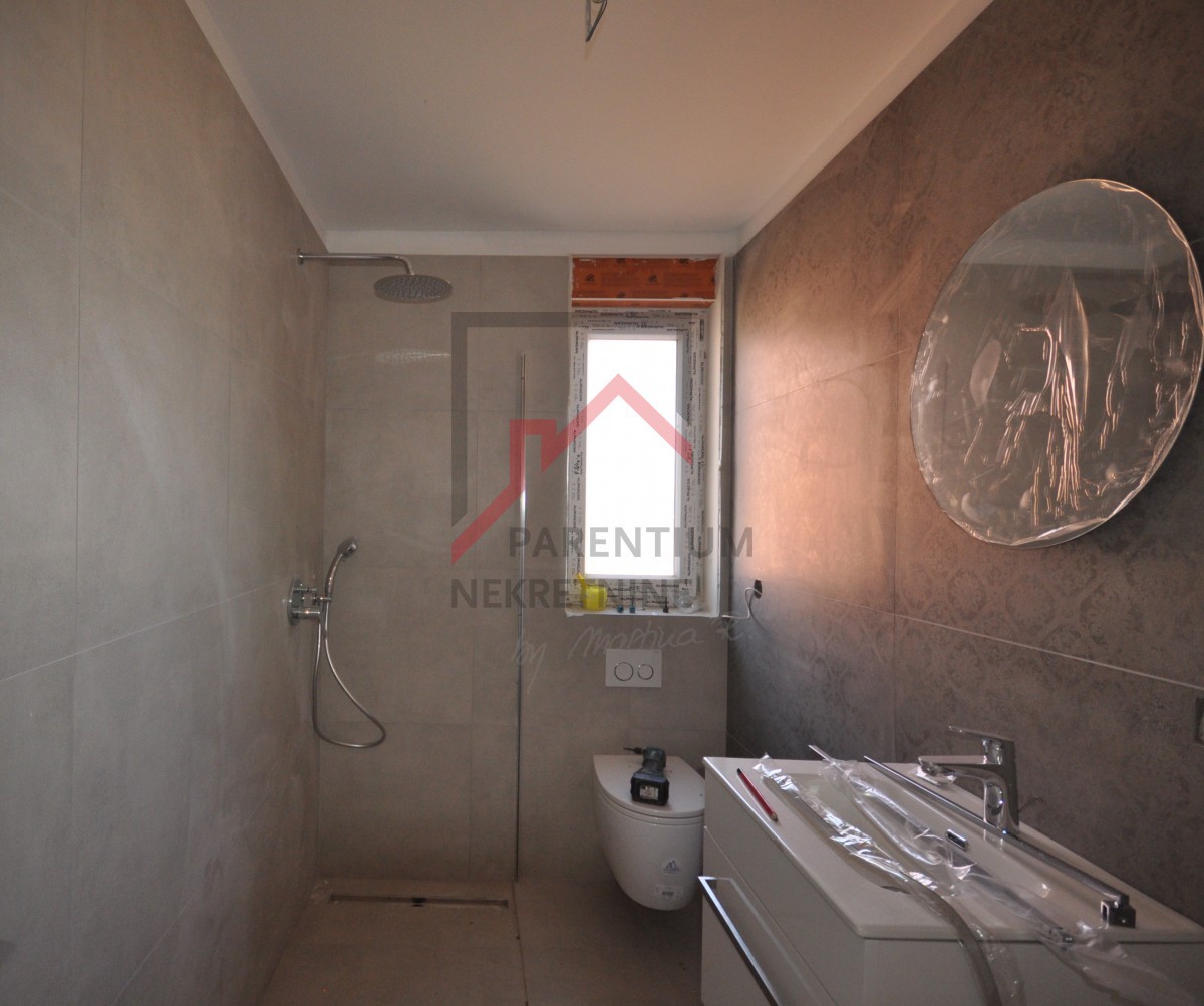 Parenzo, dintorni, appartamento su due piani con vista mare!