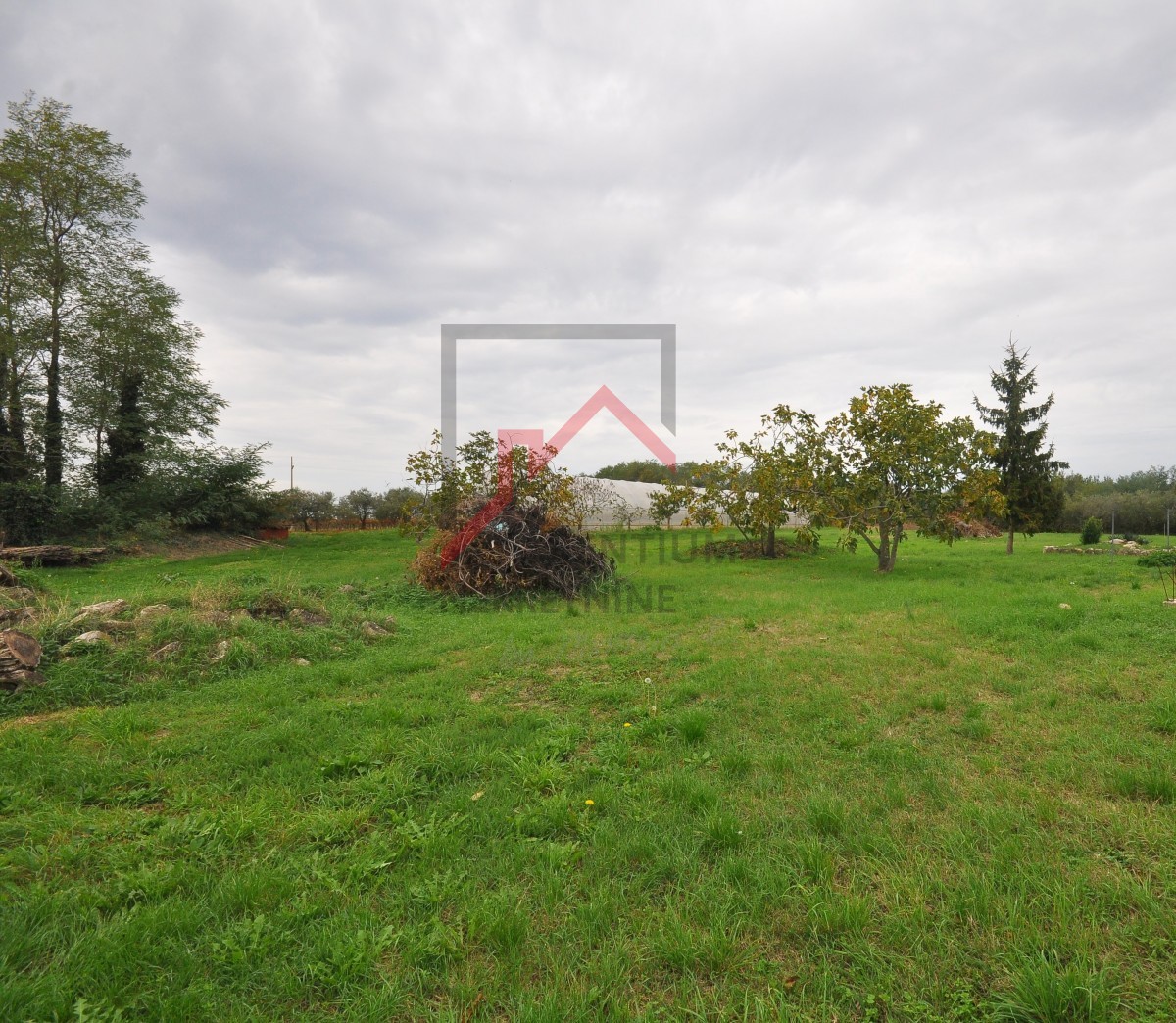 Terreno edificabile per due ville con piscina in posizione tranquilla