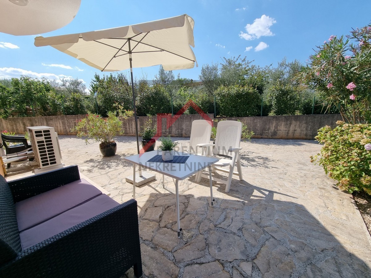 Casa, prima in fila, vicina a tutti i servizi!